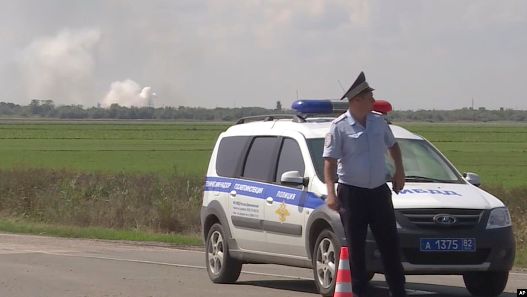 Polis, Mayskoye yakınında Rus ordusuna ait mühimmat deposunda meydana gelen patlama sonrasında depoya giden yolu kapadı.