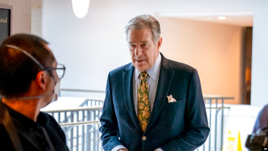 Paul Pelosi (kanan), suami Ketua DPR AS Nancy Pelosi, ketika berada di Gedung Capitol Hill di Washington, DC pada 17 Maret 2022 lalu. (Foto: AP/Andrew Harnik)