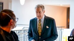 Paul Pelosi (kanan), suami Ketua DPR AS Nancy Pelosi, ketika berada di Gedung Capitol Hill di Washington, DC pada 17 Maret 2022 lalu. (Foto: AP/Andrew Harnik)