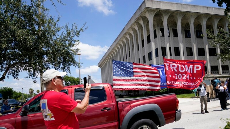 Trump Minta Hakim Federal Cegah FBI Kaji Dokumen yang Ditemukan di Kediamannya