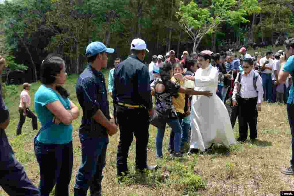 Monseñor Rolando Álvarez era reconocido por visitar comunidades para llevar la palabra del Evangelio a todas las personas. Foto Óscar Navarrete/La Prensa