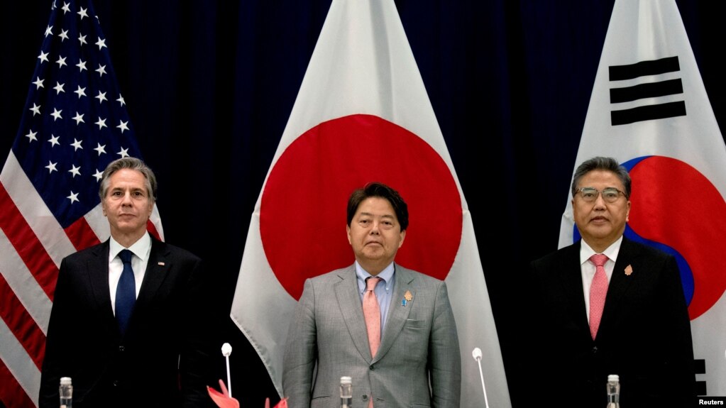 美日韩三国外长2022年7月在出席G20会议期间举行三边会谈。（路透社转发媒体联访照片）(photo:VOA)