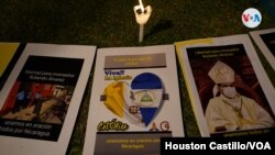 A group of Nicaraguans protest this Friday in Costa Rica for the arrest of Monsignor Rolando Álvarez.  Photo Houston Castillo, VOA