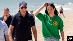 Foto Achiv: Prezidan Joe Biden mache sou yon plaj ak pitit fi li, Ashley Biden nan Rehoboth Beach, Delaware, 20 Jyen 2022.