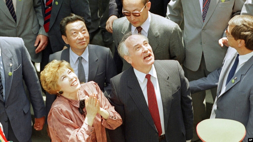Mikhail Gorbachev và vợ, Raisa, trong chuyến thăm Trung Quốc năm 1989.