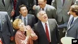 FILE - Soviet leader Mikhail Gorbachev and his wife, Raisa, react as they tour China's Great Wall at Badaling, May 17, 1989, in Beijing.