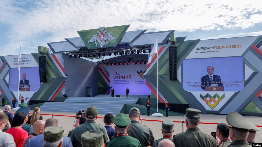 Para hadirin mendengarkan pidato Presiden Rusia Vladimir Putin saat upacara pembukaan forum teknis militer internasional Army-2022 di Patriot Congress and Exhibition Center di wilayah Moskow, Rusia 15 Agustus 2022. (REUTERS/Maxim Shemetov)