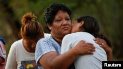 Familiares de mineros atrapados en una mina de carbón que colapsó, reaccionan mientras esperan afuera de la mina, en Sabinas, estado de Coahuila, México 14 de agosto de 2022.