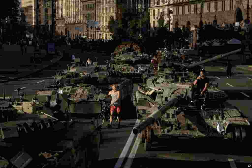 نمایش تجهیزات و تانک&zwnj;های نظامی منهدم شدهٔ روسیه در شهر کیف، پایتخت اوکراین&nbsp;