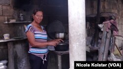 Parmina Tarazona olvidó cuando fue la última vez que cocinó con gas. Foto Nicole Kolser, VOA.