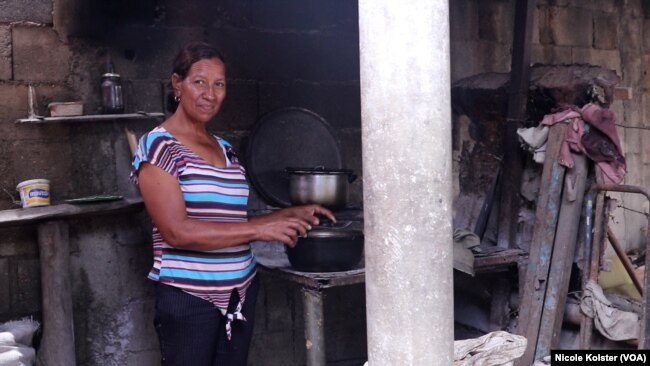 Parmina Tarazona olvidó cuando fue la última vez que cocinó con gas. Foto Nicole Kolser, VOA.