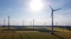 资料照片：风力涡轮机矗立在德国马斯贝格的一个风力发电园。（2022年6月15日）
