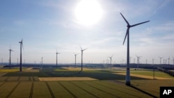 風力渦輪機矗立在德國馬斯貝格的一個風力發電園。（2022年6月15日）