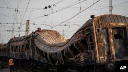 Поезд, поврежденный в результате российского обстрела (архивное фото) 