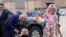 Foto Achiv: Prezidan Joe Biden gade pitit pitit li Beau Biden pandan premye dam Jill Biden salye moun nan baz aviyasyon Andrews Air Force Base nan eta Maryland. 