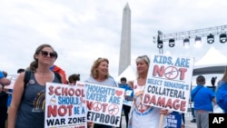 Sejumlah warga berpartisipasi dalam aksi dukungan terhadap pembuatan aturan ketat kepemilikan senjata api yang digelar di depan Monumen Washington, pada 11 Juni 2022. (Foto: AP/Jose Luis Magana)