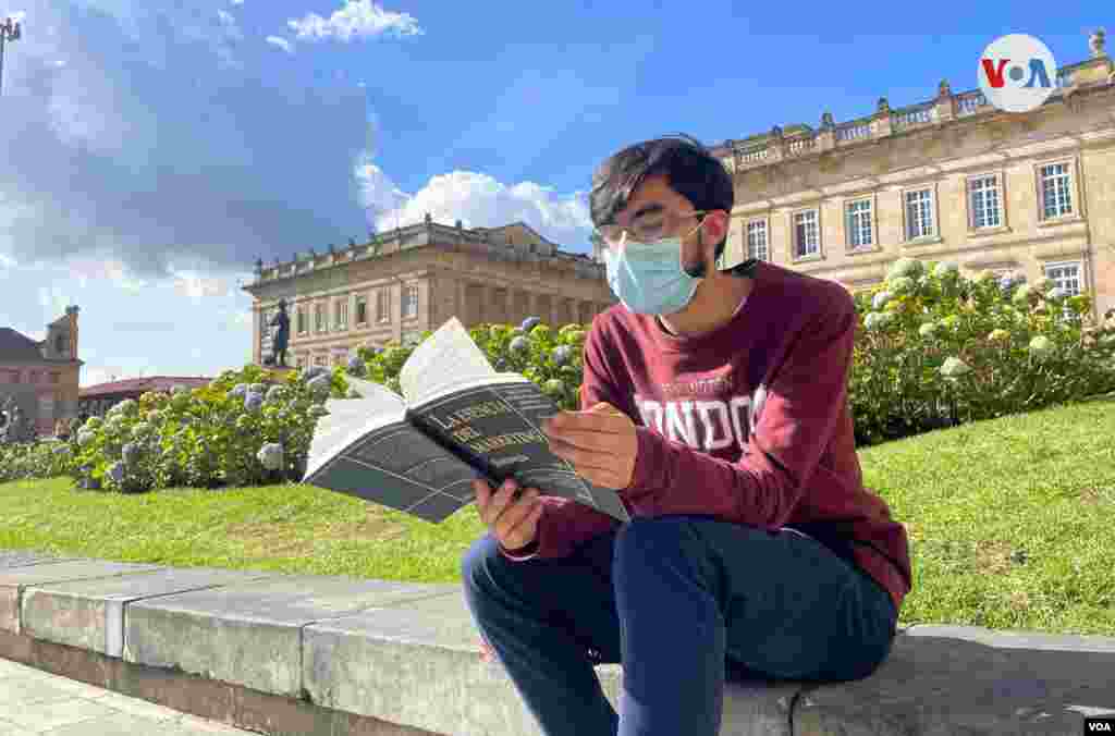 Además, de tomar el sol, también hay quienes aprovechan para disfrutar de una buena lectura. [Foto: Karen Sánchez, VOA]