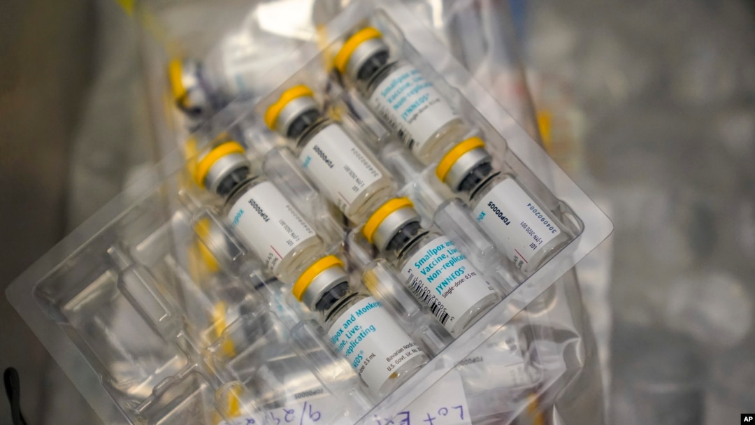 FILE - Vaksin cacar monyet (monkeypox) di dalam pendingin klinik vaksinasi OASIS Wellness Center, New York, 19 Agustus 2022. (AP/Mary Altaffer, File)