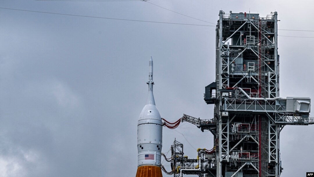 Roket Artemis I terpasang pada landasan peluncuran di Kennedy Space Center di Cape Canaveral, Florida, 26 Agustus 2022. (Foto: AFP/Chandan Khanna)