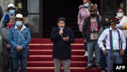 El presidente peruano, Pedro Castillo, pronuncia un discurso durante una reunión con miembros de los comités de autodefensa, las llamadas "patrullas campesinas", en el Palacio de Gobierno de Lima el 10 de agosto, 2022.