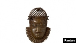 A pectoral mask, one of the objects that London's Horniman Museum says was looted from Benin City by British soldiers in 1897, will be returned to Nigeria's government.