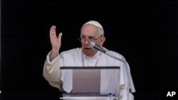 El Papa Francisco habla a los fieles reunidos en la Plaza de San Pedro en el Vaticano, el domingo 21 de agosto de 2022, durante sus tradicionales comentarios semanales desde la ventana de su oficina. (Foto AP/Domenico Stinellis)