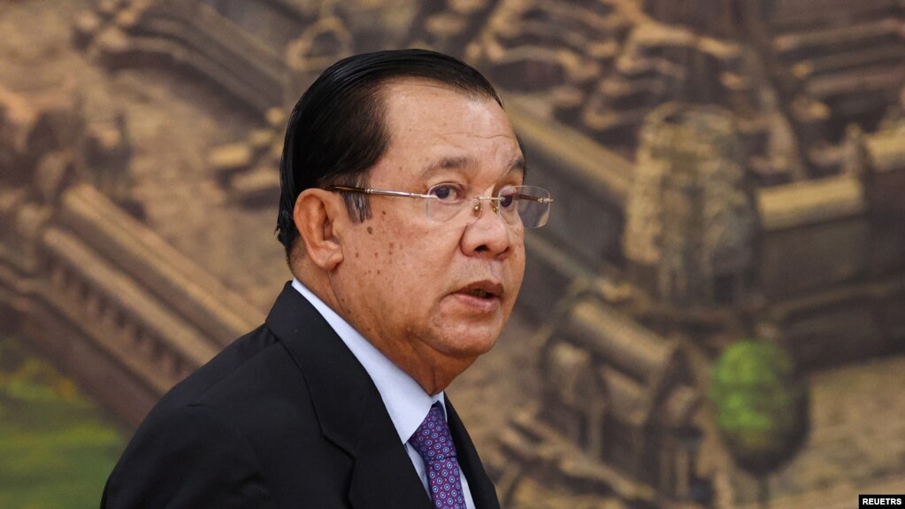 រូបឯកសារ៖ លោក​នាយករដ្ឋមន្ត្រី ហ៊ុន សែន ចូលរួម​ក្នុង​កិច្ចប្រជុំ​មួយ​ជាមួយ​នឹង​រដ្ឋមន្ត្រី​ការបរទេស​រុស្ស៊ី លោក Sergei Lavrov នៅ​រាជធានី​ភ្នំពេញ ថ្ងៃទី ៤ ខែសីហា ឆ្នាំ២០២២។ (Russian Foreign Ministry/Handout via REUTERS)