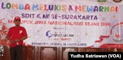 Mantan napiter kasus Bom Bali 1, Joko Triharmanto alias Jack Harun saat mengisi kegiatan bagi anak-anak Sekolah Dasar Islam di Balaikota Solo, Minggu (14/8). (Foto : VOA/ Yudha Satriawan)