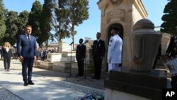 Presiden Prancis Emmanuel Macron mengunjungi Pemakaman Saint-Eugene di Aljir, Aljazair, Jumat, 26 Agustus 2022. (Foto: AP/Anis Belghoul)