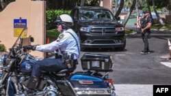 ARCHIVO - El Servicio Secreto y los agentes de la ley locales se ven frente a la casa del expresidente Donald Trump en Mar-A-Lago en Palm Beach, Florida, el 9 de agosto de 2022.