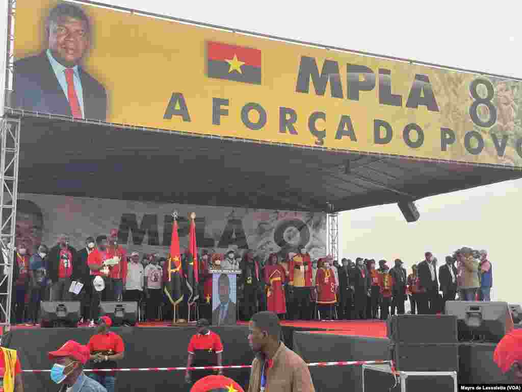 João Lourenço, líder do MPLA, e todos os membros do partido no palco cantam o hino do MPLA antes de dar início ao comício de encerramento de campanha, Camama, Luanda.