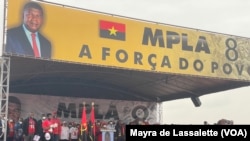 João Lourenço, líder do MPLA, e todos os membros do partido no palco cantam o hino do MPLA antes de dar início ao comício de encerramento de campanha, Camama, Luanda.