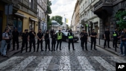 Police officers block off a street ahead of Ukrainian President Volodymyr Zelenskyy meeting with visiting United Nations Secretary General Antonio Guterres and Turkish President Recep Tayyip Erdogan, in downtown Lviv, Ukraine, Aug, 18, 2022.