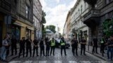 Oficiales de policía bloquean una calle frente a la reunión del presidente ucraniano Volodymyr Zelenskyy con el secretario general de las Naciones Unidas, Antonio Guterres, y el presidente turco, Recep Tayyip Erdogan, en el centro de Lviv, Ucrania, el 18 de agosto de 2022.