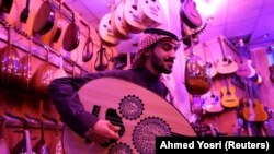 Seorang musisi Saudi memainkan alat musik oud di toko alat musik di Pasar Hilla, di Riyadh, Arab Saudi, 20 Januari 2020. (Foto: REUTERS /Ahmed Yosri)