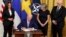 Predsednik SAD Džo Bajden potpisuje Protokol o pristupanju Švedske i Finske NATO-u, u društvu potpredsednice Kamale Haris, švedske ambasadorke Karin Olofsdoter i finskog ambasadora Mika Hautale, 9. avgust 2002. 