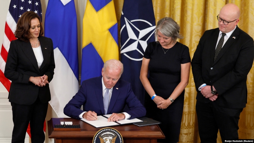 Perezida wa Amerika ariko arasinya itegeko ryemerera Swede na Fnlande muri OTAN, Washington, itariki ya 9/08/2022. 