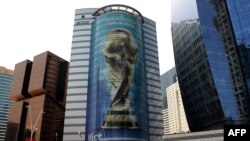 Gambar trofi Piala Dunia Qatar 2022 terpasang di sebuah gedung di Doha, Qatar, pada 16 Agustus 2022. (Foto: AFP/Mustafa Abumunes)