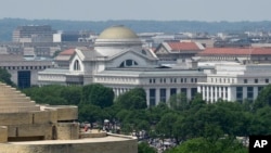 ARCHIVO - Una vista del edificio de los Archivos Nacionales en Washington, 8 de mayo de 2015.