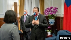 Presiden Taiwan Tsai Ing-wen bertemu dengan Menteri Luar Negeri Guatemala Mario Bucaro di kantor kepresidenan di Taipei, Taiwan, 30 Agustus 2022. (Foto: via Reuters)