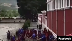 བླ་བྲང་བཀྲ་ཤིས་འཁྱིལ་དགོན་པའི་ནང་ཆུ་ལོག་གི་གནོན་སྐྱོན།