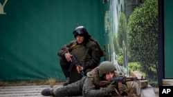 러시아군의 침공 이튿날인 지난 2월 25일 우크라이나군 장병들이 수도 크이우(러시아명 키예프)를 지키고 있다.