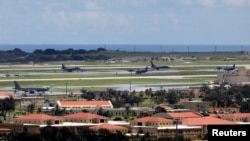 2017年8月15日，美国太平洋领土关岛安德森空军基地停机坪上停放的美国军用飞机。