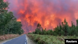 Asap mengepul di Hostens, saat kebakaran hutan terus menyebar di wilayah Gironde, Prancis, 9 Agustus 2022. (FDNG/Handout via REUTERS)