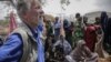 Глава Всемирной продовольственной программы ООН Дэвид Бизли встречается с жителями деревни Вагалла на севере Кении в пятницу, 19 августа 2022 года 