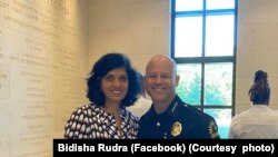 بدیشا ردرا کی ڈیلس پولیس چیف ایڈی گارسیا کے ساتھ تصویو(فوٹو: فیس بک بدیشا ردرا)