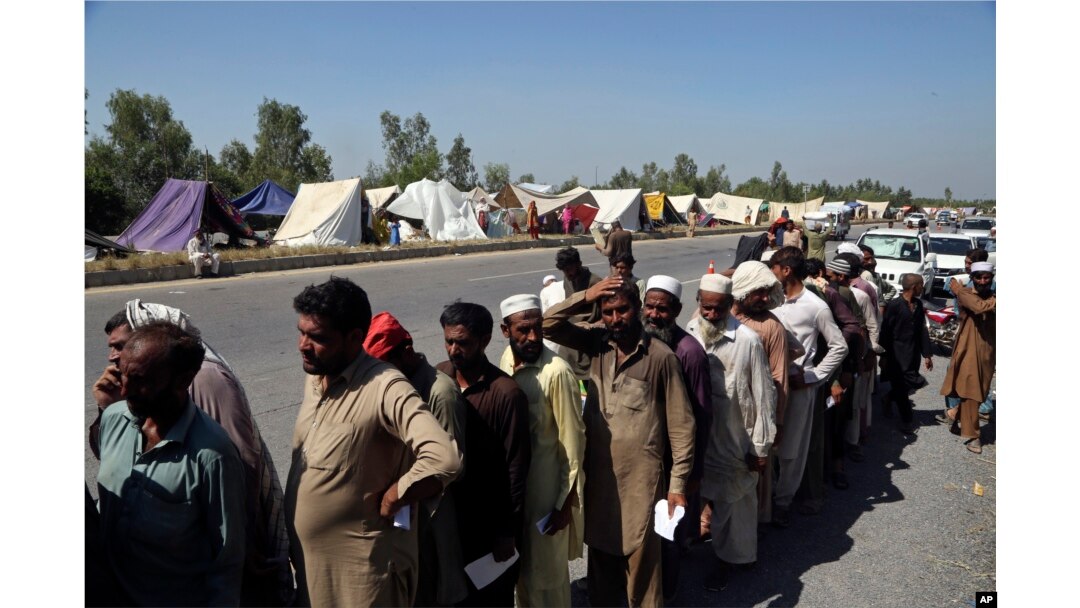 Pengungsi mengantre makanan. Rumah mereka terkena banjir, di Charsadda, Pakistan, Senin, 29 Agustus 2022. (Foto: AP)