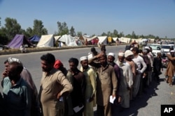 Pengungsi mengantre makanan. Rumah mereka terkena banjir, di Charsadda, Pakistan, Senin, 29 Agustus 2022. (Foto: AP)