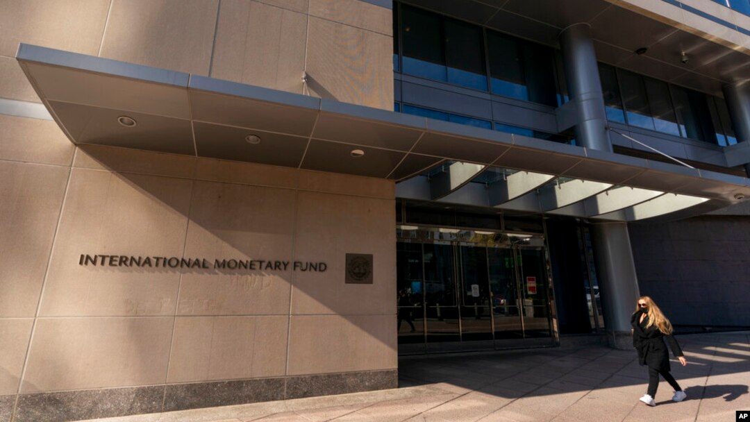 Seorang pejalan kaki melintas di depan gedung Dana Moneter Internasional (IMF) di Washington, AS, 5 April 2021. (Foto: Andrew Harnik/AP Photo/ arsip)
