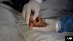 Foto de archivo. Un médico revisa a un paciente con llagas causadas por viruela del mono en el hospital Arzobispo Loayza, en Lima, Perú, el 16 de agosto de 2022. (Foto de Ernesto BENAVIDES / AFP)